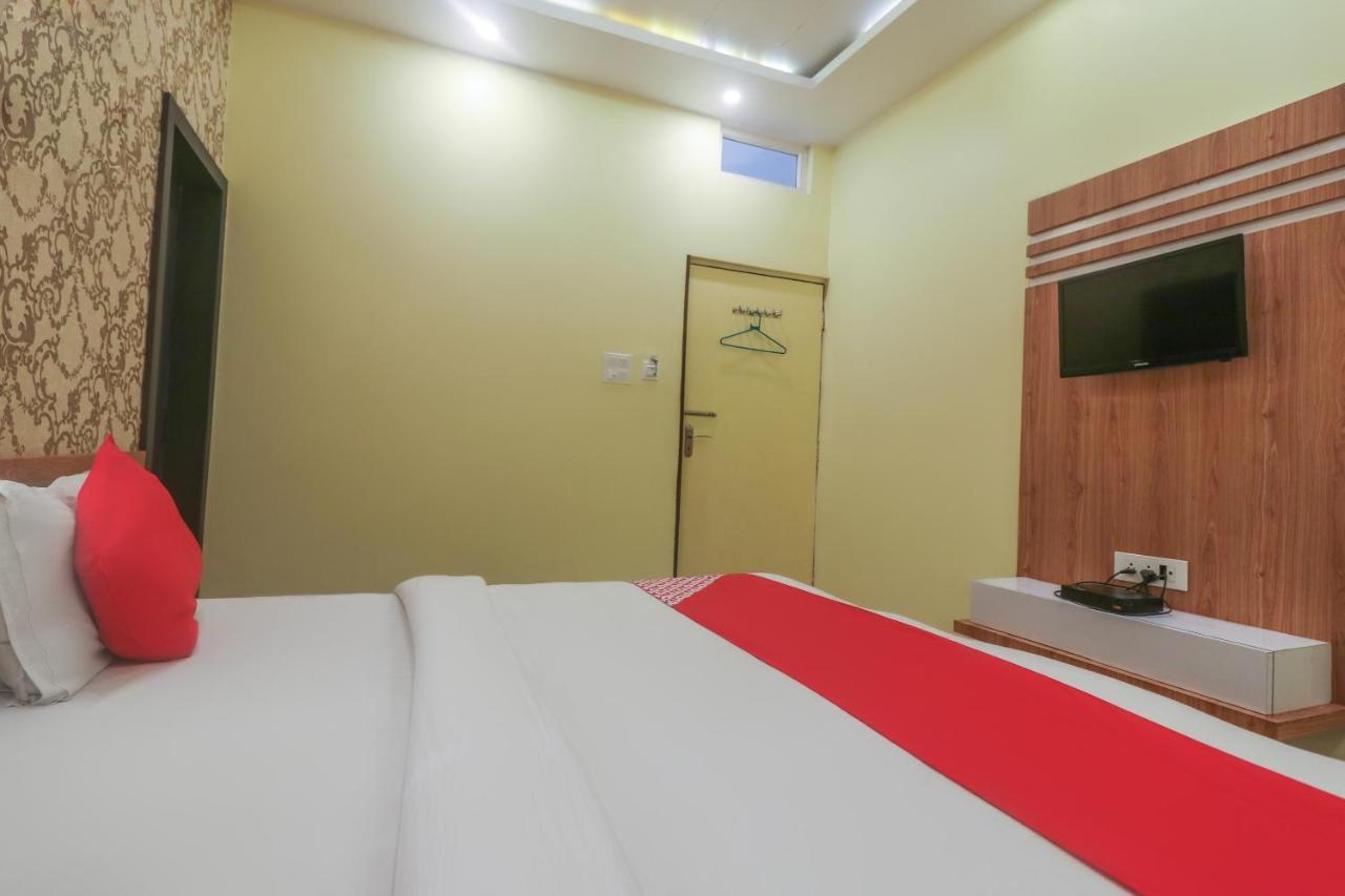 Oyo 60651 Hotel Arya Varanasi Exteriör bild