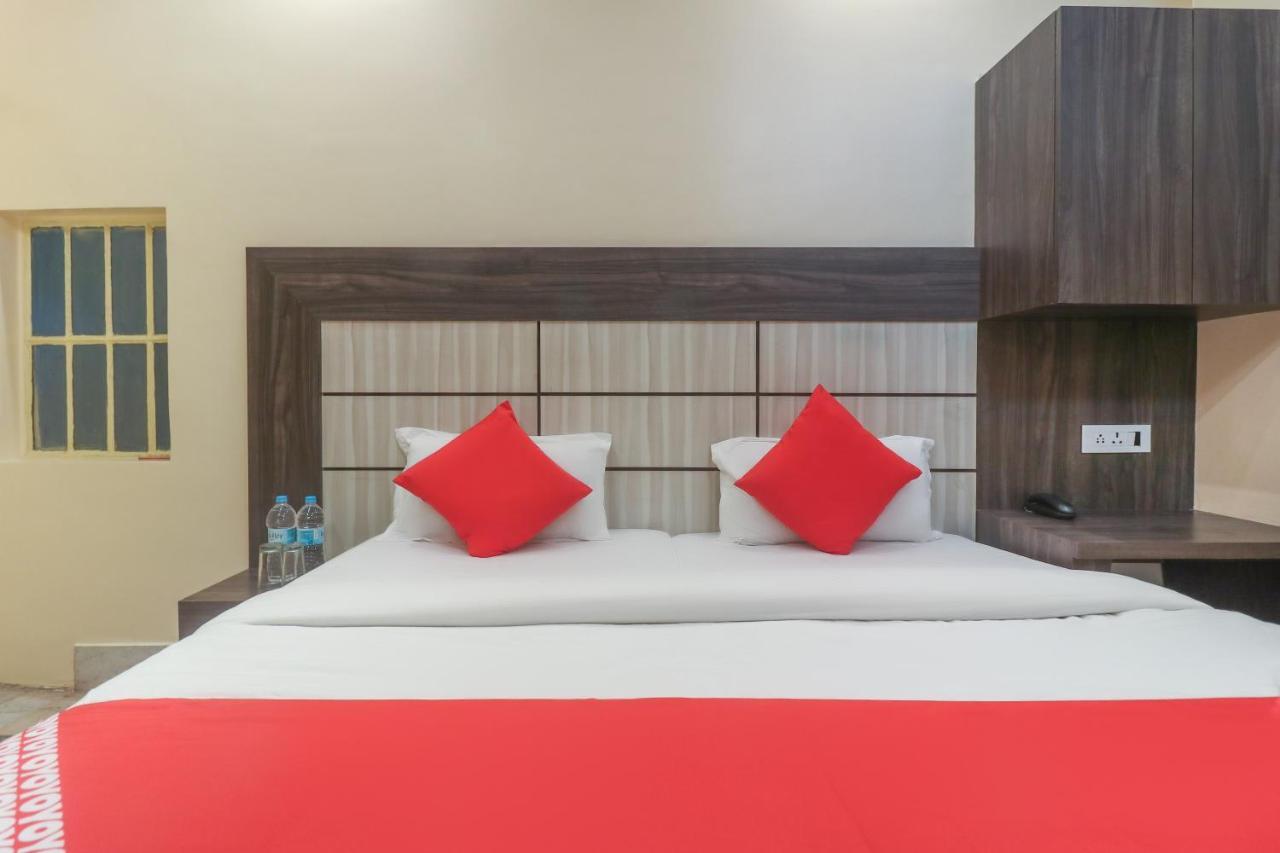 Oyo 60651 Hotel Arya Varanasi Exteriör bild
