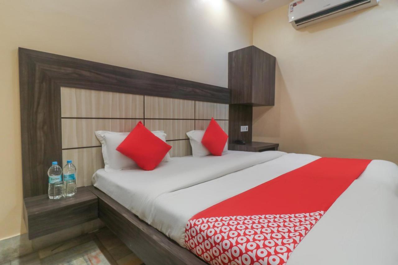 Oyo 60651 Hotel Arya Varanasi Exteriör bild
