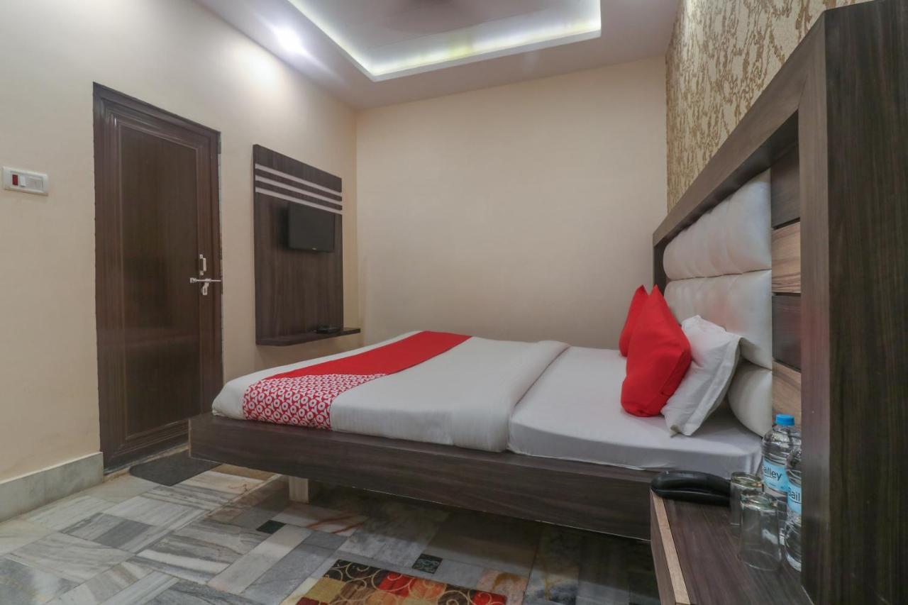 Oyo 60651 Hotel Arya Varanasi Exteriör bild