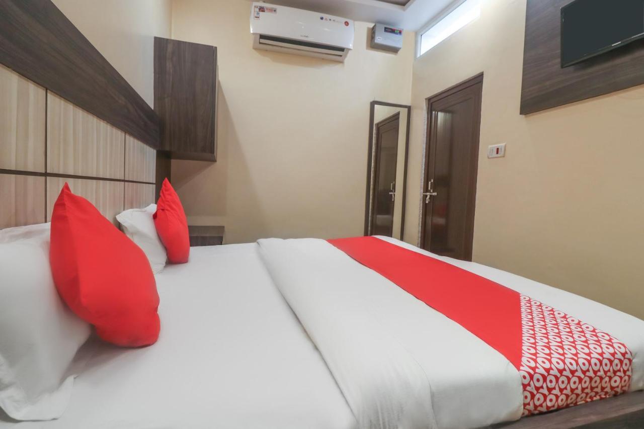 Oyo 60651 Hotel Arya Varanasi Rum bild